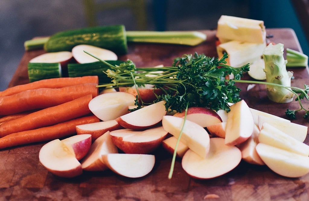 What do guinea pigs eat? The do's & don'ts 1 Fresh fruit and vegetables